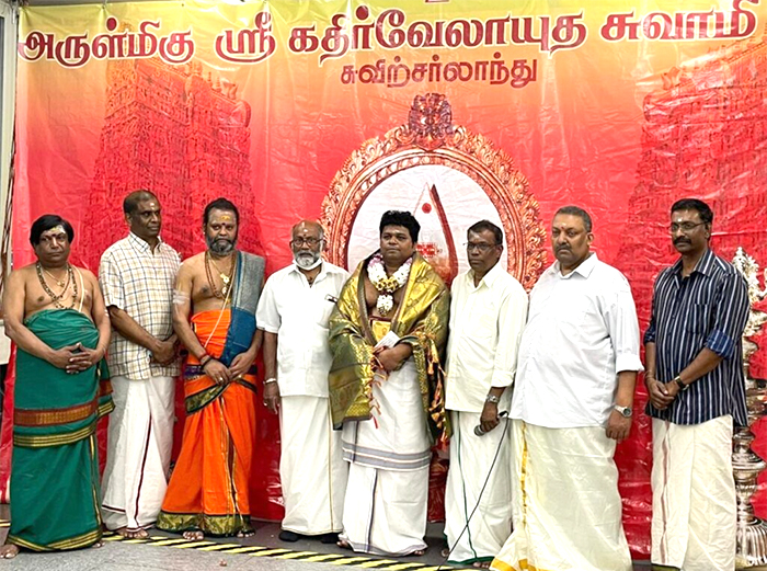 „தேர்க்கலைப்பேரரசு“என்ற பட்டத்தை வழங்கி பொன்னாடை போர்த்தி சிற்பகலாநிதி கௌரவிக்கப்பட்டார்